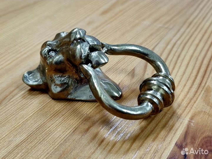 Мебельная ручка из бронзы «львица»