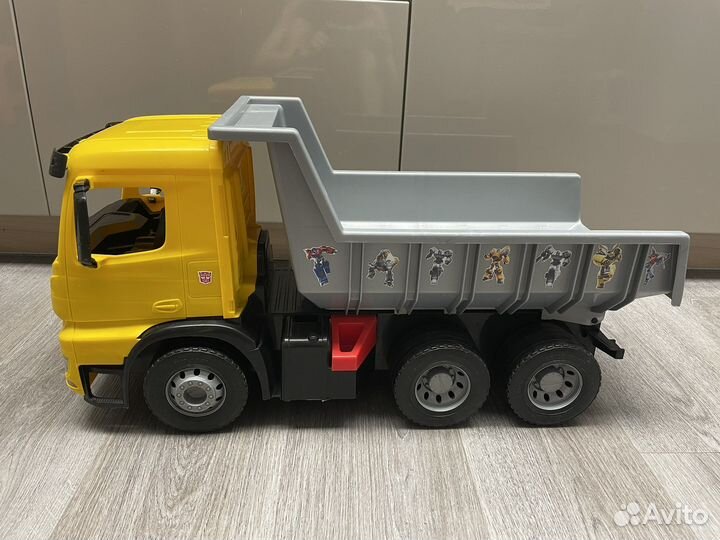 Грузовик игрушечный