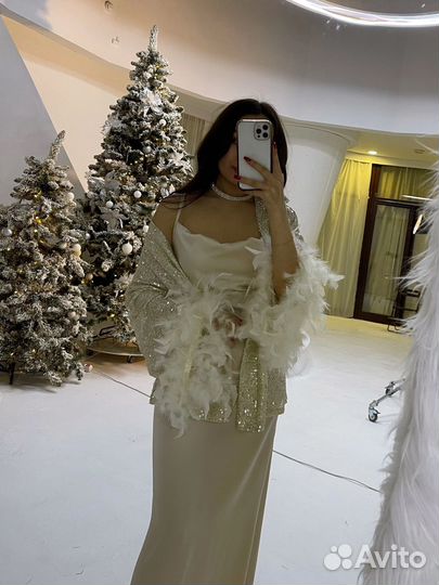 Платье с накидкой перьями