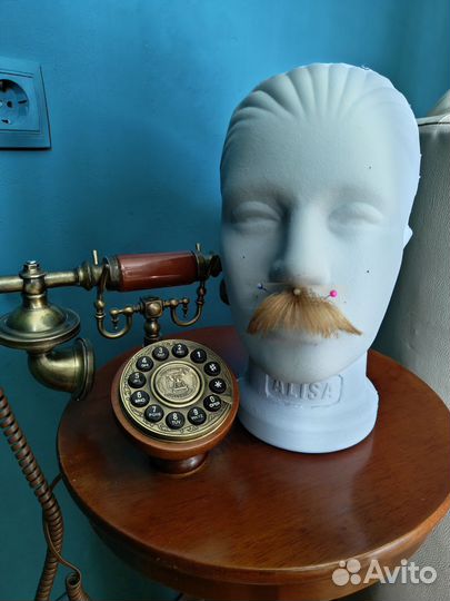 Накладные усы, постиж