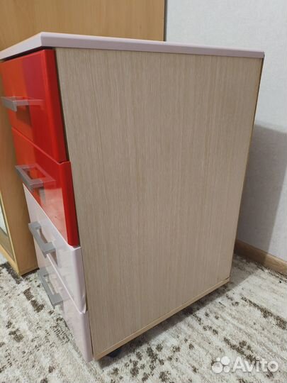 Тумба на колесиках с ящиками