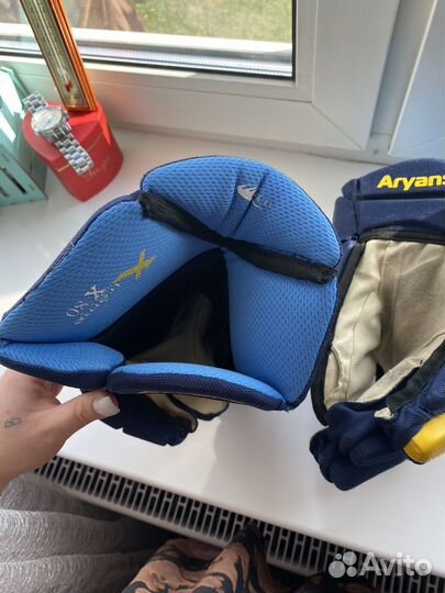 Краги, хоккейные перчатки