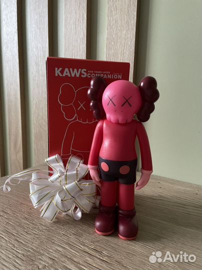 Коллекционная фигурка kaws