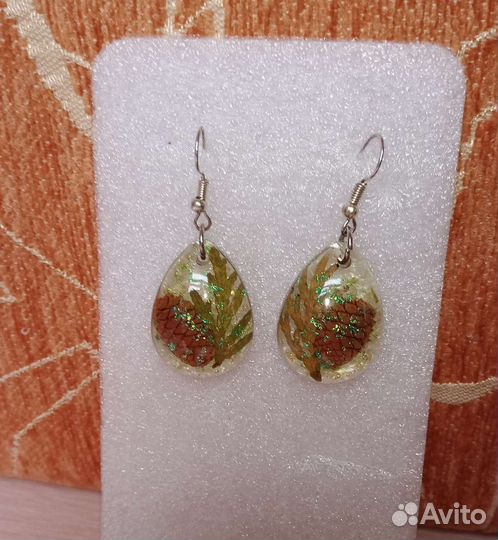 Серьги из мини шишек и веточки туи