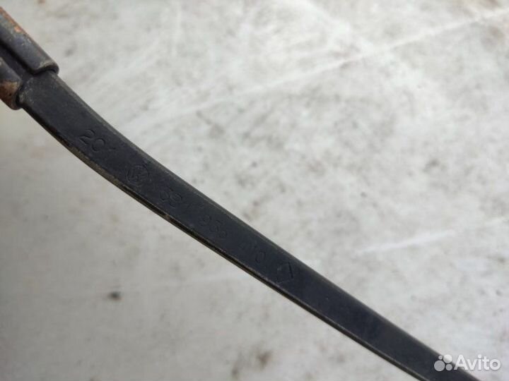 Поводок стеклоочистителя правый Volkswagen Passat