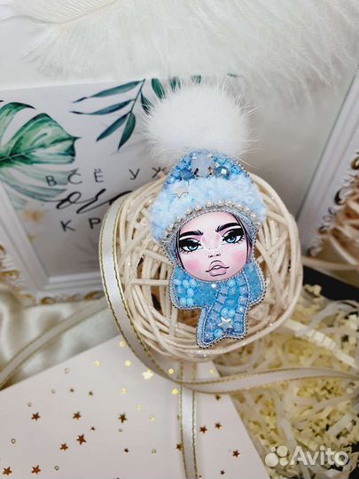 Брошь ручной работы из бисера девочка