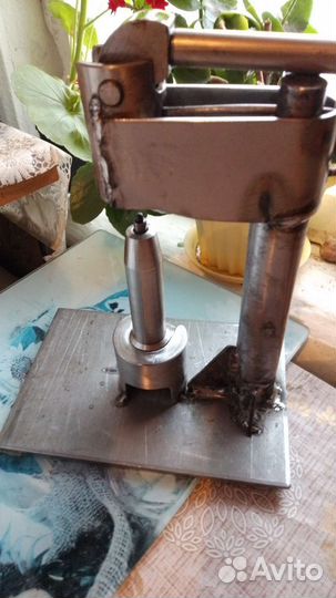 Пресс для (де)капсуляции гильз