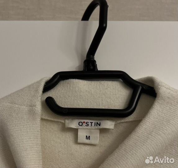 Белый свитер Ostin