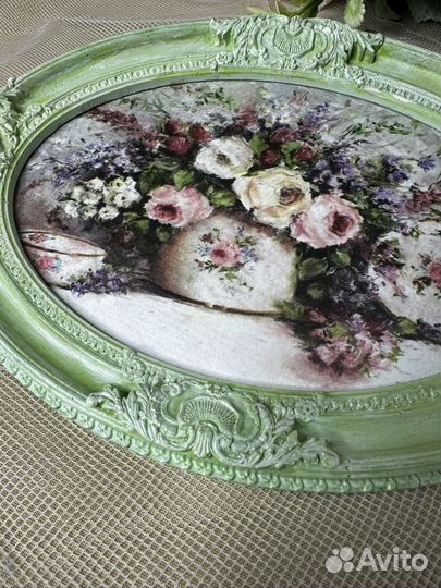 Картина в овальной раме