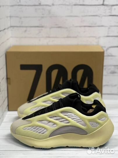 Крассовки мужские Adidas Yeezy 700 V3