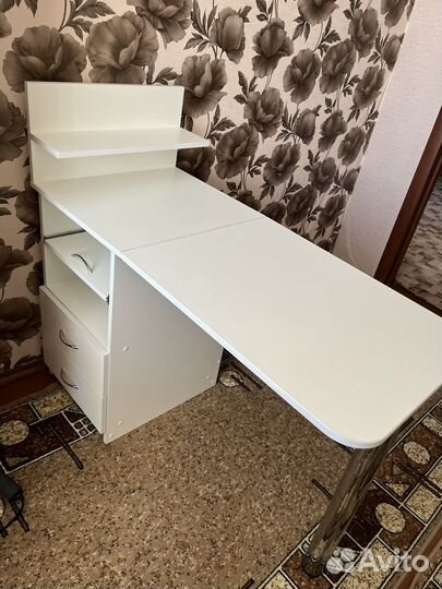 Маникюрный стол