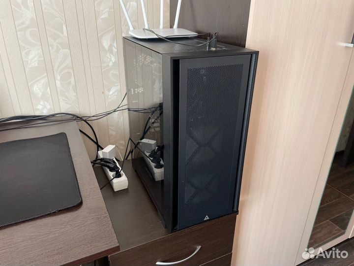 Игровой компьютер с девайсами и монитором