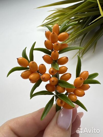 Брошь с облепихой ручная работа