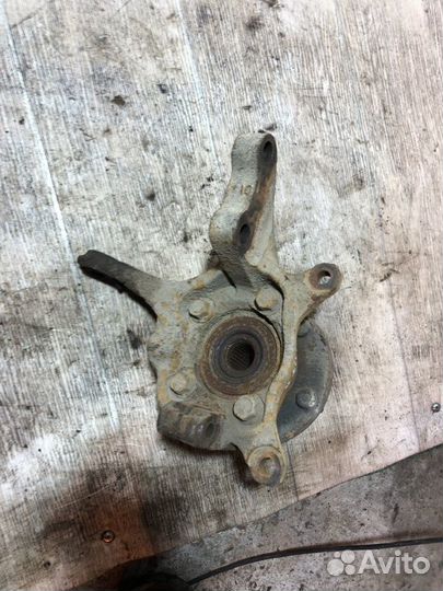 Кулак поворотный передний левый Mitsubishi Galant