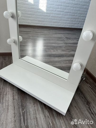 Гримерное зеркало с лампочками