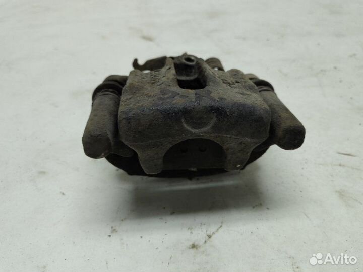 Суппорт тормозной задний правый Mitsubishi Carisma