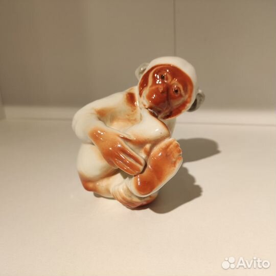 Фарфоровая статуэтка «Игривая обезьяна», лфз, 1960