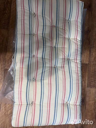Матрас детский, чистый. Просто так падает тень