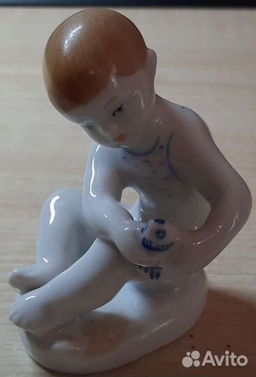 Фарфоровая статуэтка мальчик с рыбкой
