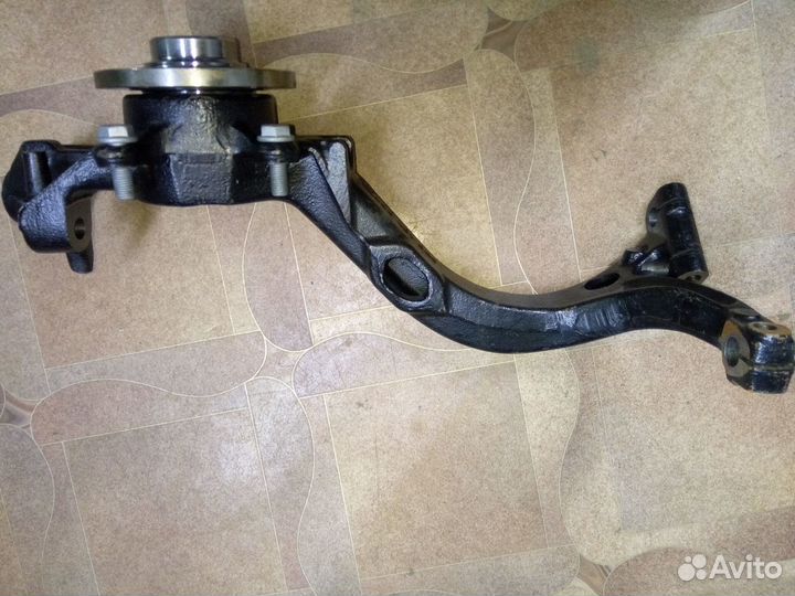 Кулак поворотный левый Volkswagen Passat B5