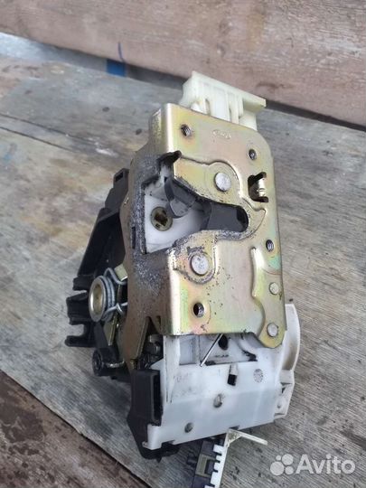 Замок дверной правый задний