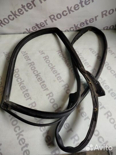 Резинка двери задняя левая Nissan Fuga 2006