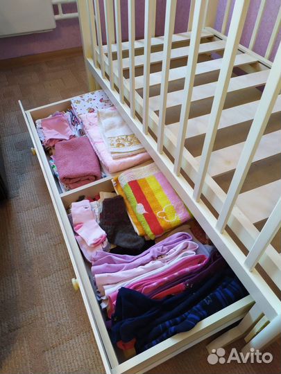 Детская кроватка с маятником и ящиком