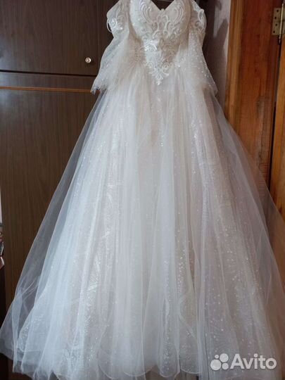 Свадебное платье со шлейфом