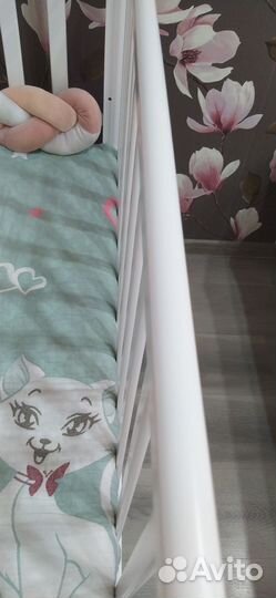 Детская кроватка с маятником