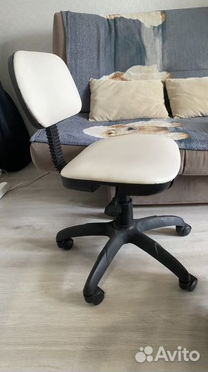 Стул для мастера на колесиках