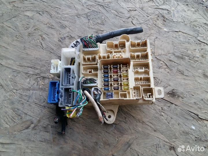 Блок предохранителей салонный Lexus IS 200