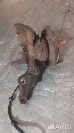 Кулак передний правый Nissan Almera N16 2000