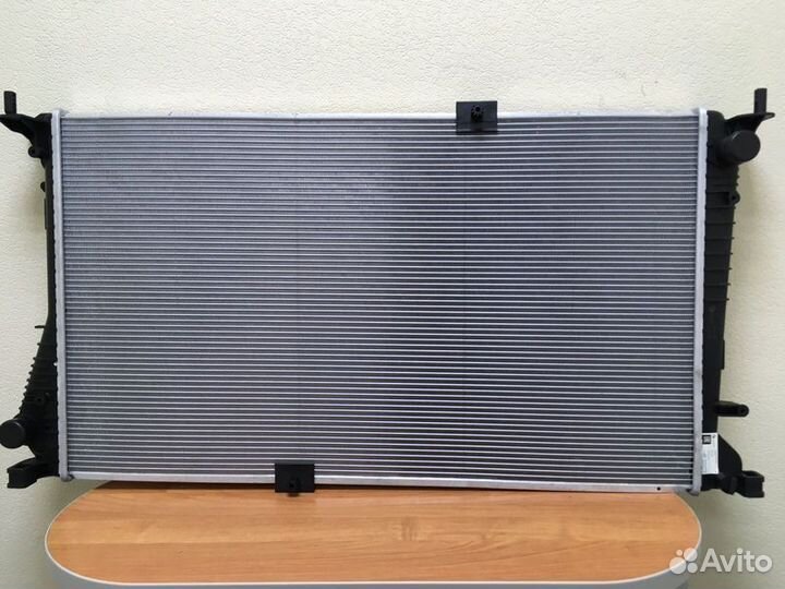 Радиатор охлаждения двигателя Opel Vivaro A (01) 2