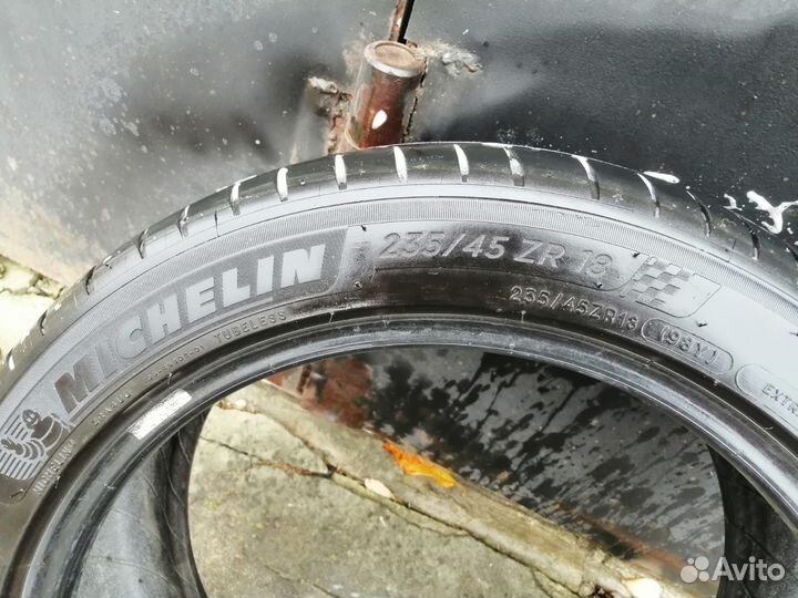 Michelin Pilot Sport 4 235/45 R18