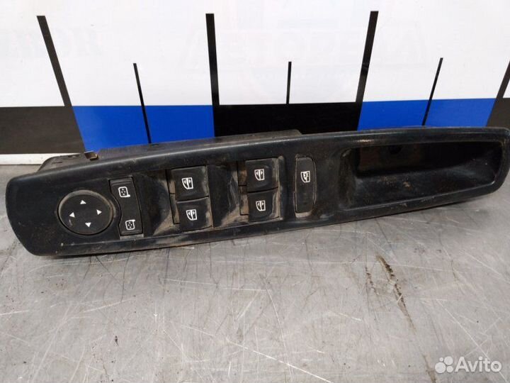 Блок управления стеклоподъемниками Renault Fluence