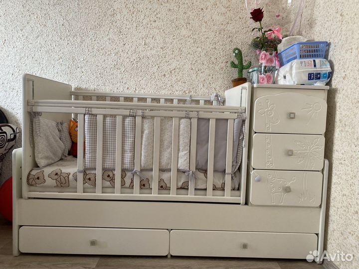 Детская кроватка с маятником