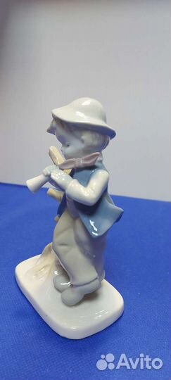 Статуэтка антикварная мальчик с дудочкой