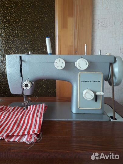 Швейная машина Чайка 142