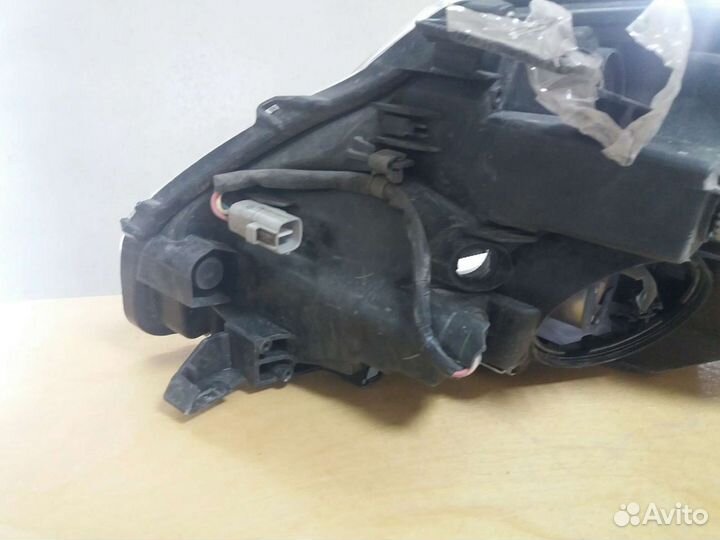 Toyota Avensis 3 фара правая