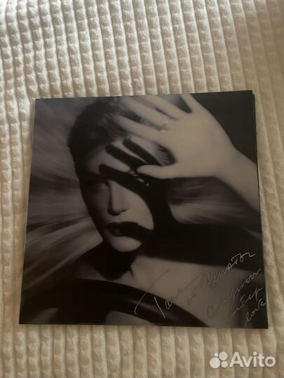 Пластинка Земфиры с подписью Ренаты Литвиновой