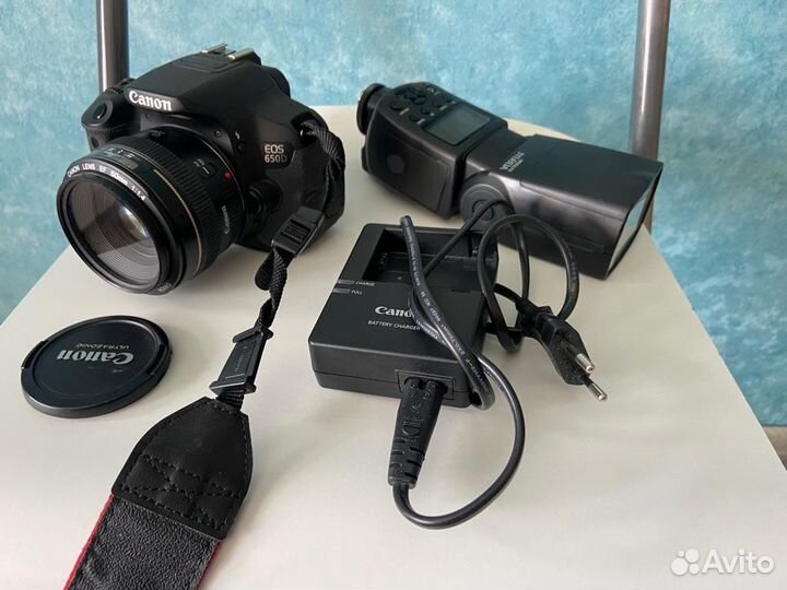 Фотоаппарат Canon EOS 650D с объективом и вспышкой