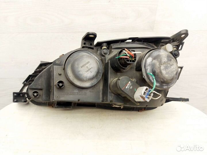 Фара правая Toyota Avensis 2000-2003