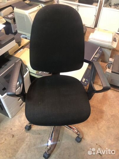 Офисное кресло