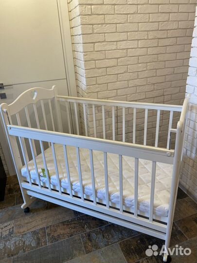 Детская кроватка с маятником