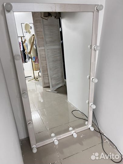 Гримерное зеркало с лампочками