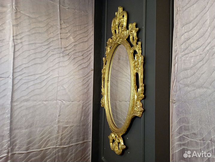 Зеркало в эффектной золотой металлической раме