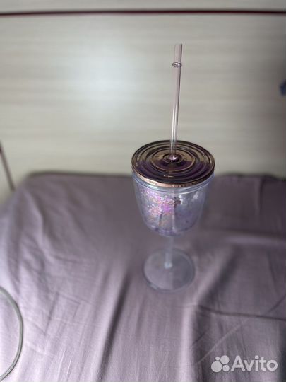 Бокал пластиковый с крышкой и трубочкой