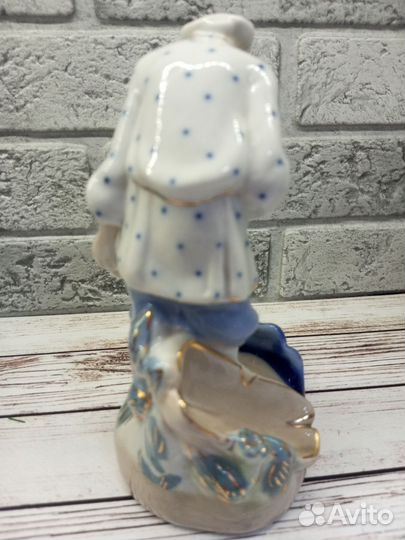 Фарфоровая статуэтка старик и золотая рыбка.гжель