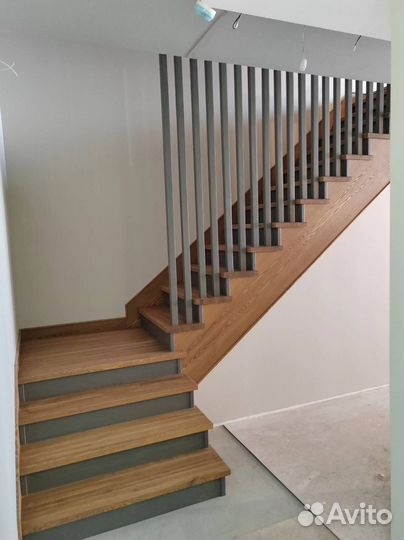 Лестница из ясеня на металлическом каркасе