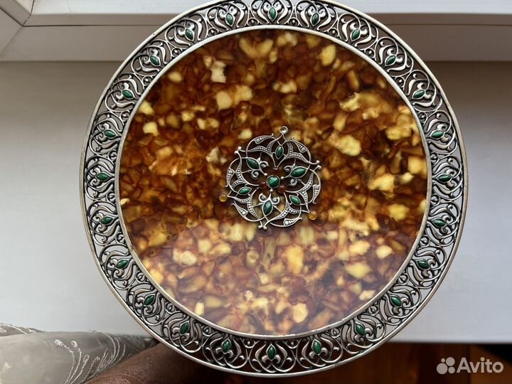 Блюдо из янтаря с серебром и малахитом